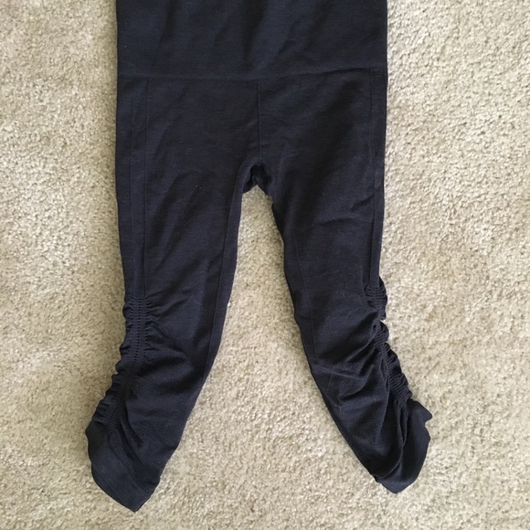 Black  lululemon capris - Picture 2 of 2